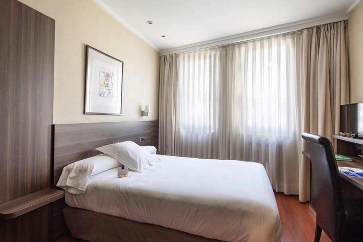Hotel Yoldi Памплона Экстерьер фото