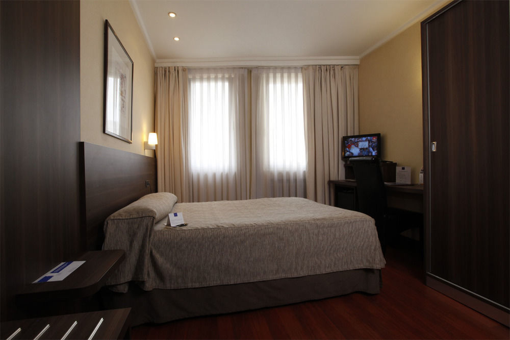 Hotel Yoldi Памплона Экстерьер фото