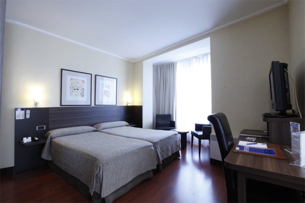 Hotel Yoldi Памплона Экстерьер фото