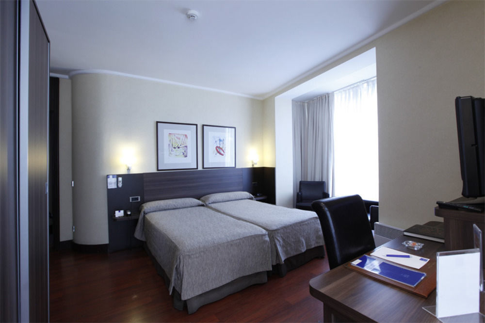 Hotel Yoldi Памплона Экстерьер фото