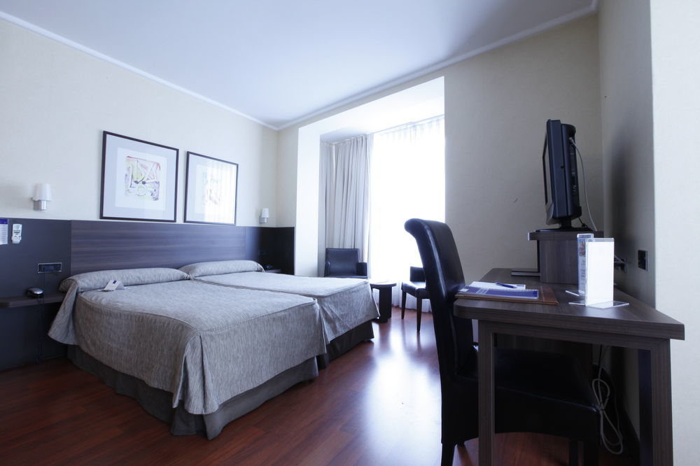 Hotel Yoldi Памплона Экстерьер фото