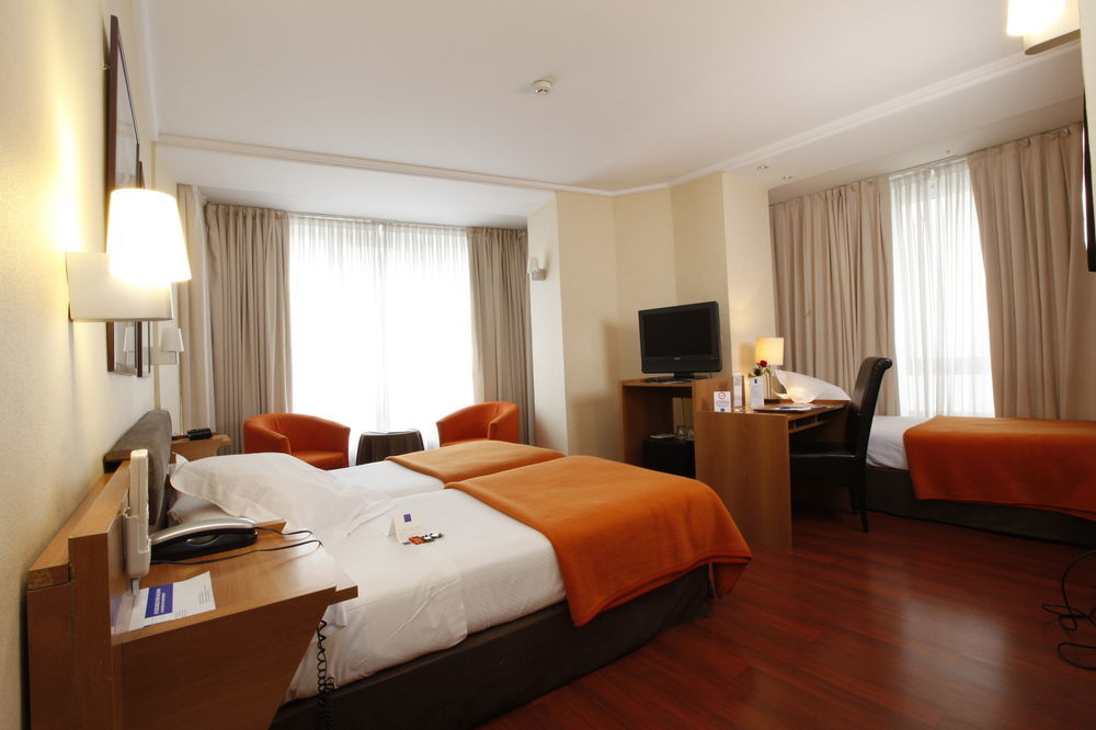 Hotel Yoldi Памплона Экстерьер фото