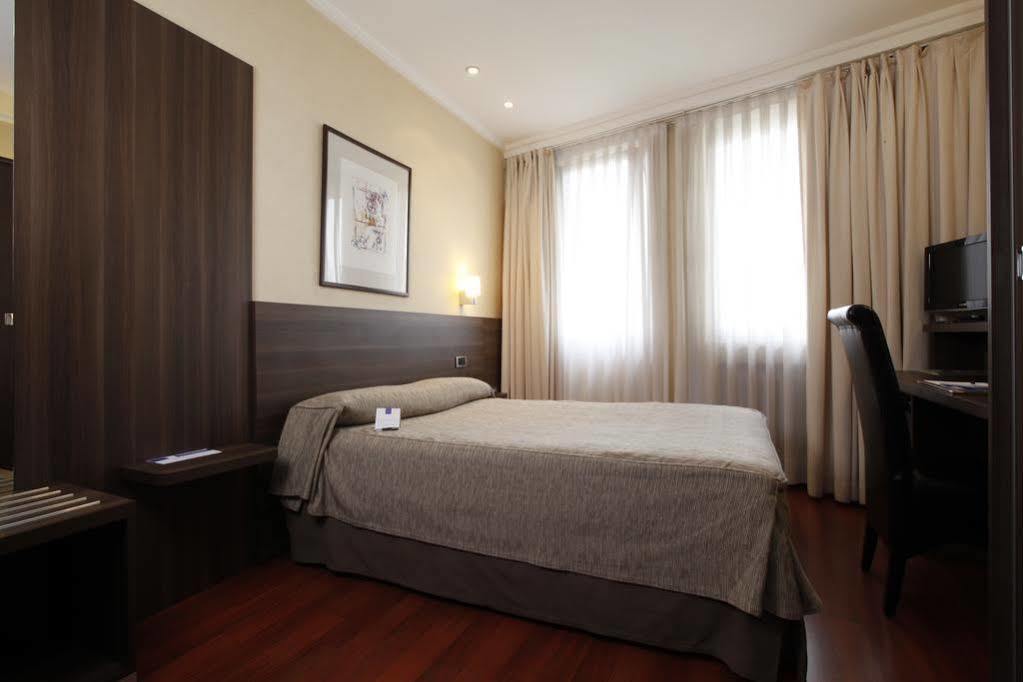 Hotel Yoldi Памплона Экстерьер фото